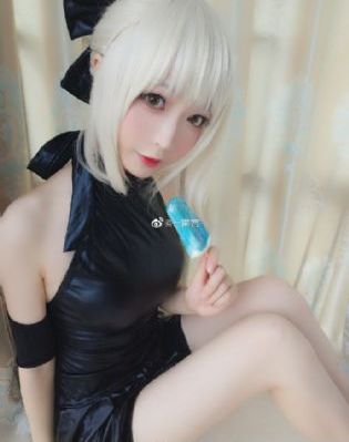 办公室的超短裙女教师